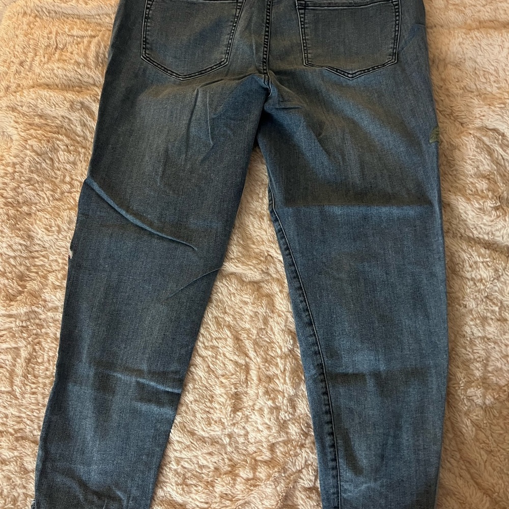 Cute jeans with floral designs. Very comfy